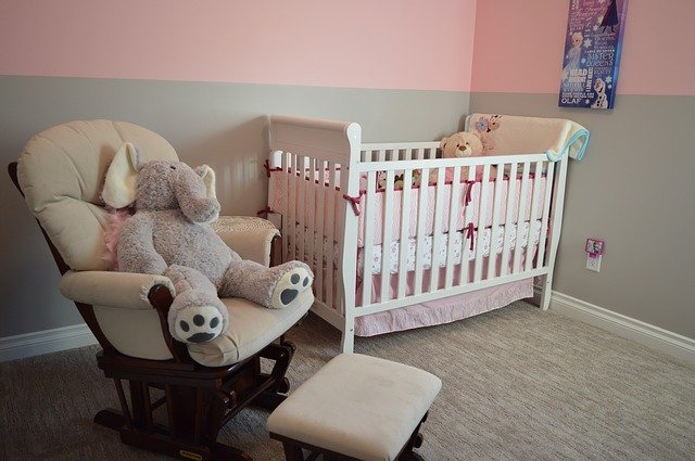 Jak pomalować meble do pokoju dziecka? Pomysły na odnowienie mieszkania niskim kosztem